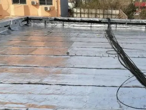 丰县卫生间漏水维修公司分享下丰县屋面楼顶防水刚性防水层施工要点。